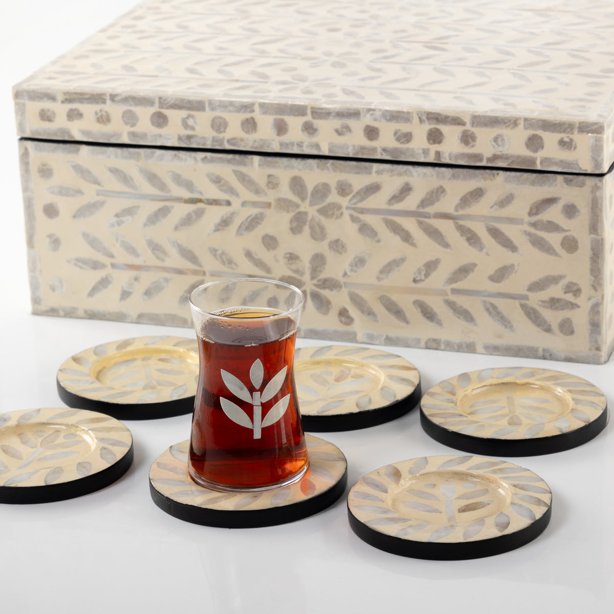 طقم صدف مكون من 12 قاعدة أكواب مع 6 أكواب للقهوة و 6 أكواب للشاي مع بوكس - كريمي